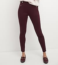 Model wearing rekucci skinny pant in burgundy