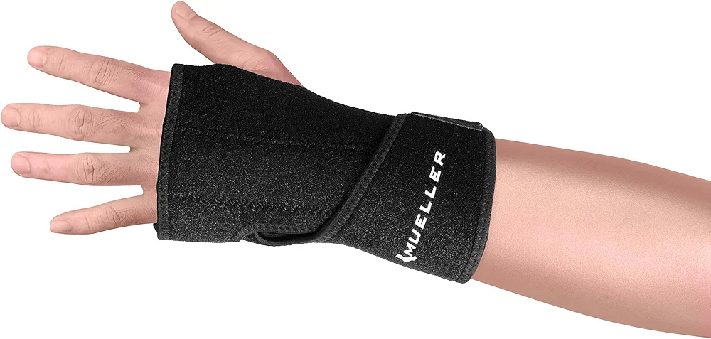 MUELLER Sports Medicine Reversible Wrist Brace with Splint, for Men and Women, Black, One Size